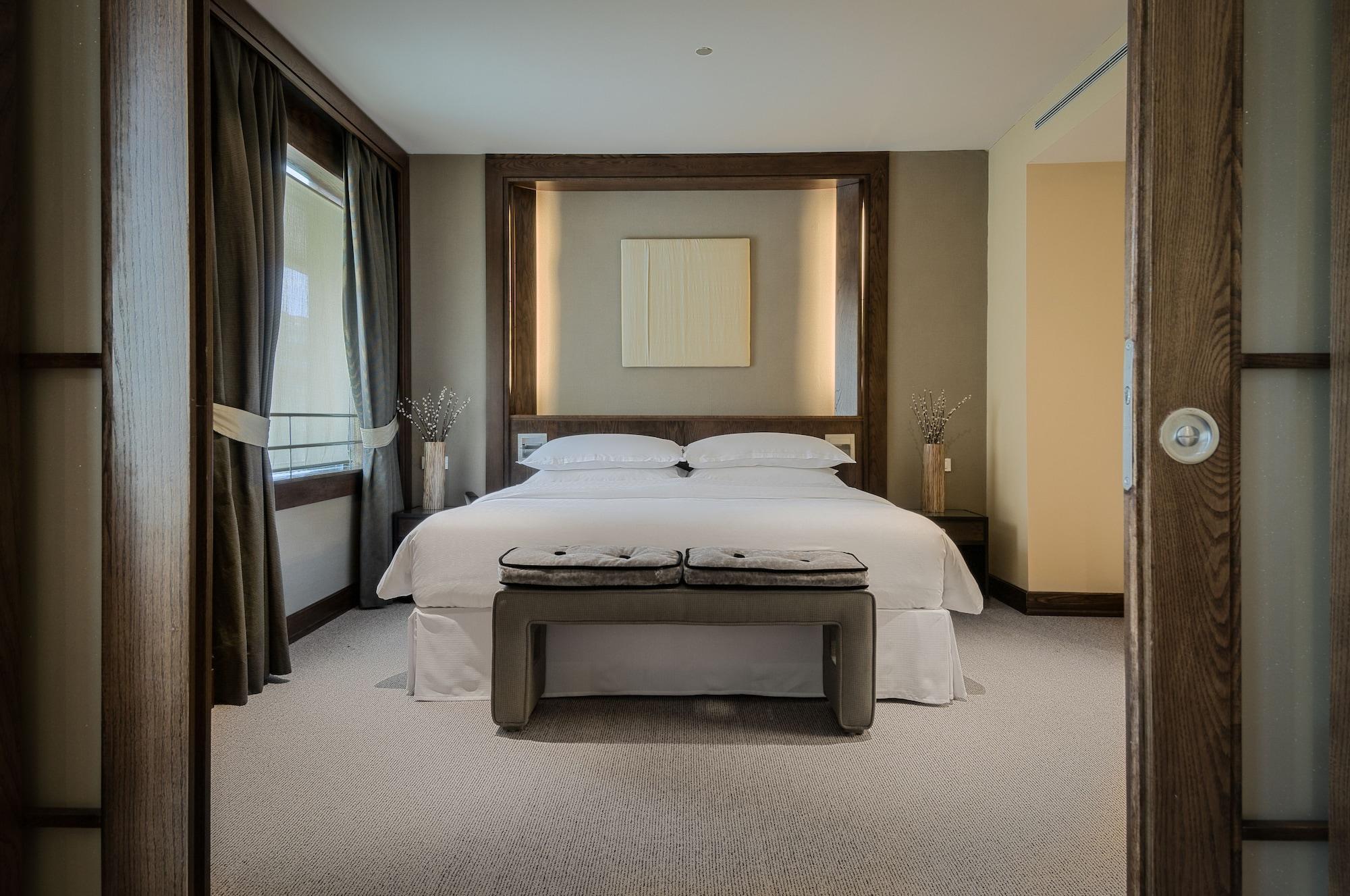 Eurostars Suites Mirasierra Madrid Exterior foto A bedroom at the Mandarin Oriental, Munich