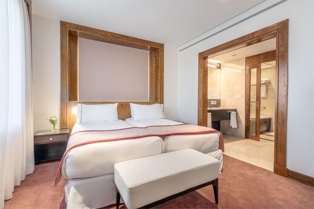 Eurostars Suites Mirasierra Madrid Exterior foto A bedroom at the hotel