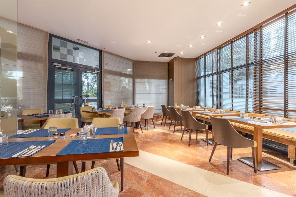 Eurostars Suites Mirasierra Madrid Exterior foto The restaurant