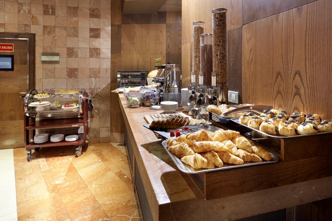 Eurostars Suites Mirasierra Madrid Exterior foto A breakfast buffet at a hotel