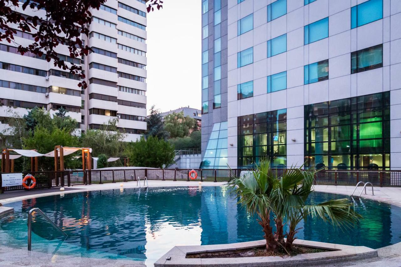 Eurostars Suites Mirasierra Madrid Exterior foto The pool at the hotel